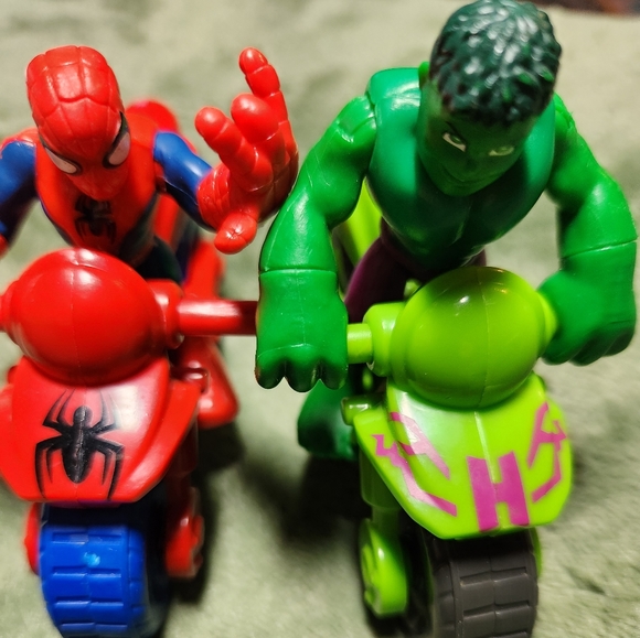 2 super heros, Spiderman and the Hulk on motorcycles, removable - Picture 2 of 5